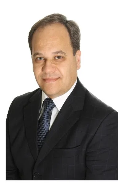 Dr. Jabes Dansiger, advogado fundador do escritório Jabes Dansiger Advogados, fotografado em traje formal preto — profissional com mais de 25 anos de experiência em Direito Empresarial, inscrito na OAB-PR 27.938 e OAB-SC 19.064-A