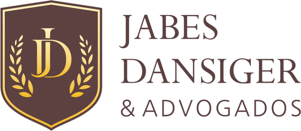 Brasão dourado Jabes Dansiger Advogados — escudo com monograma JD e ramos de louro, símbolo do escritório de advocacia empresarial